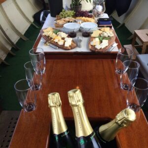 Uppdukat bord med champagne och ostbrickor på M/Y Champagne